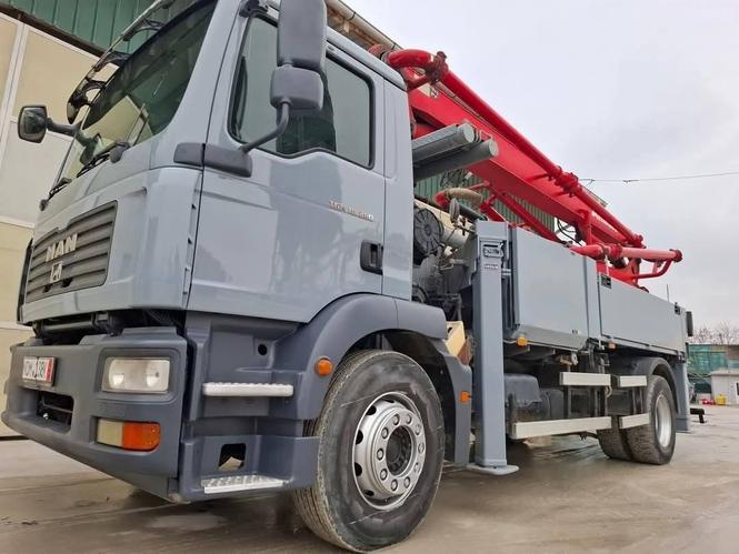 SCHWING 24m Concretepump