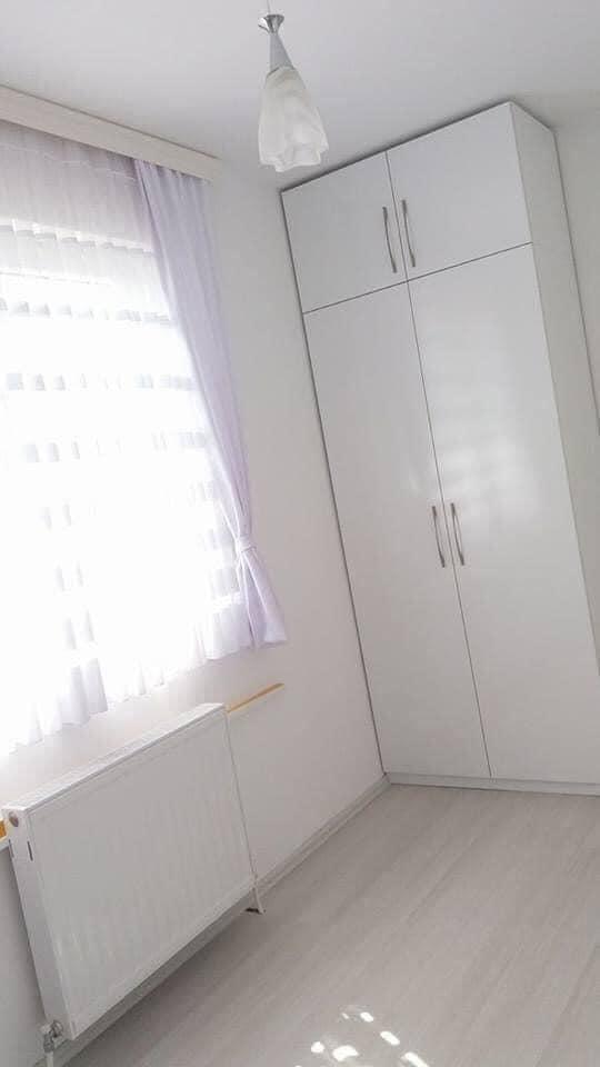 -Qira-Banes-Komode-ne-Fushe-Kosove-Perball-Bau-Marketit