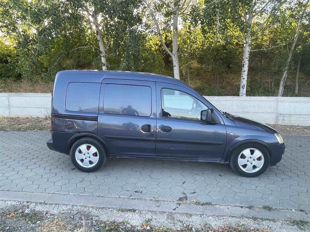 Shitet-pikapi-opel-combo
