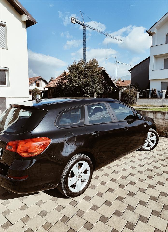 Opel-Astra-J---1-7-Diesel-110-PS-Manual