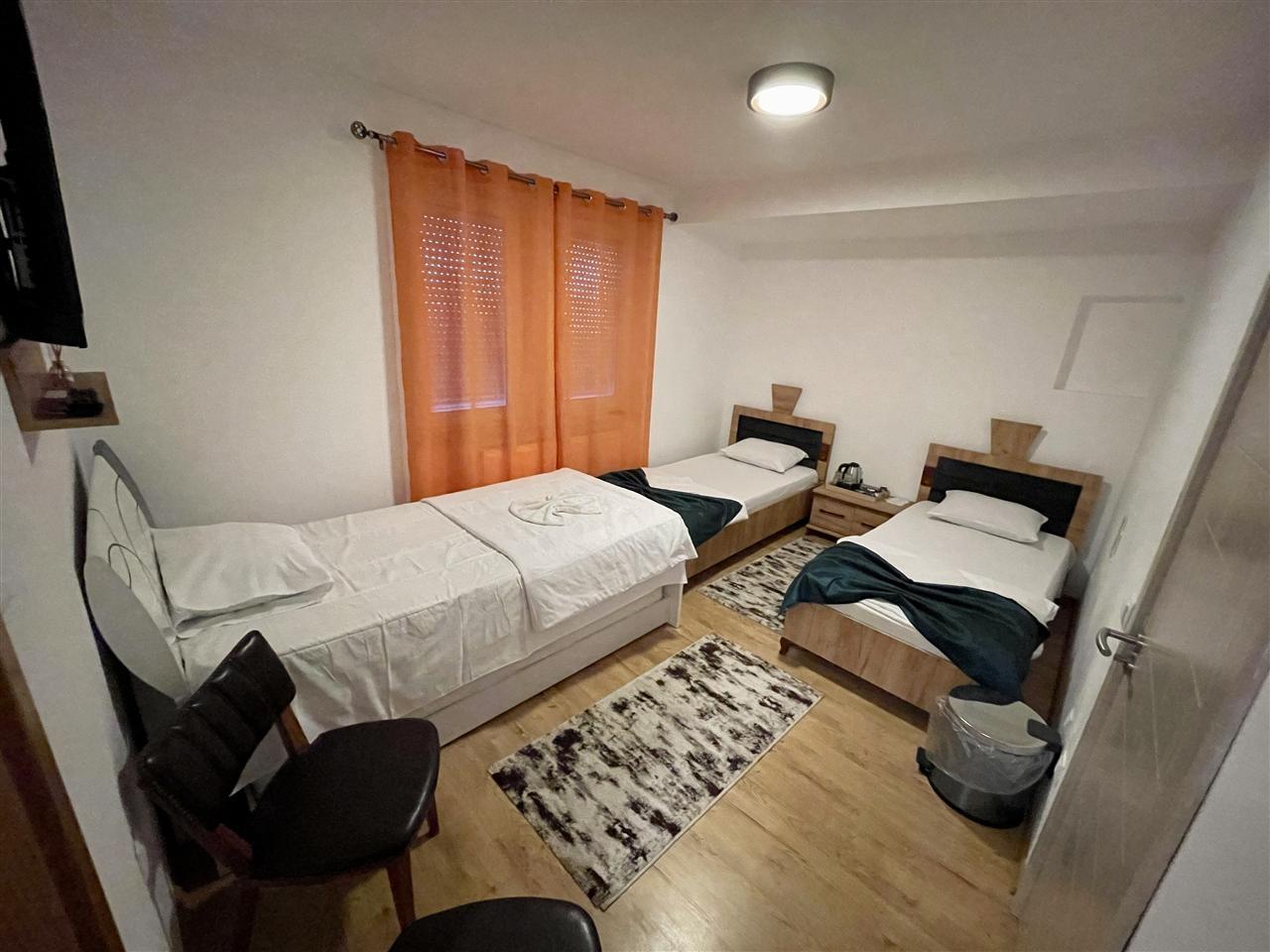Ofroj-pune-per-mirmbajtese-ne-Hotel