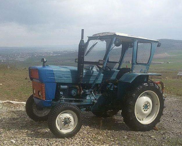 Traktor Ford 2000