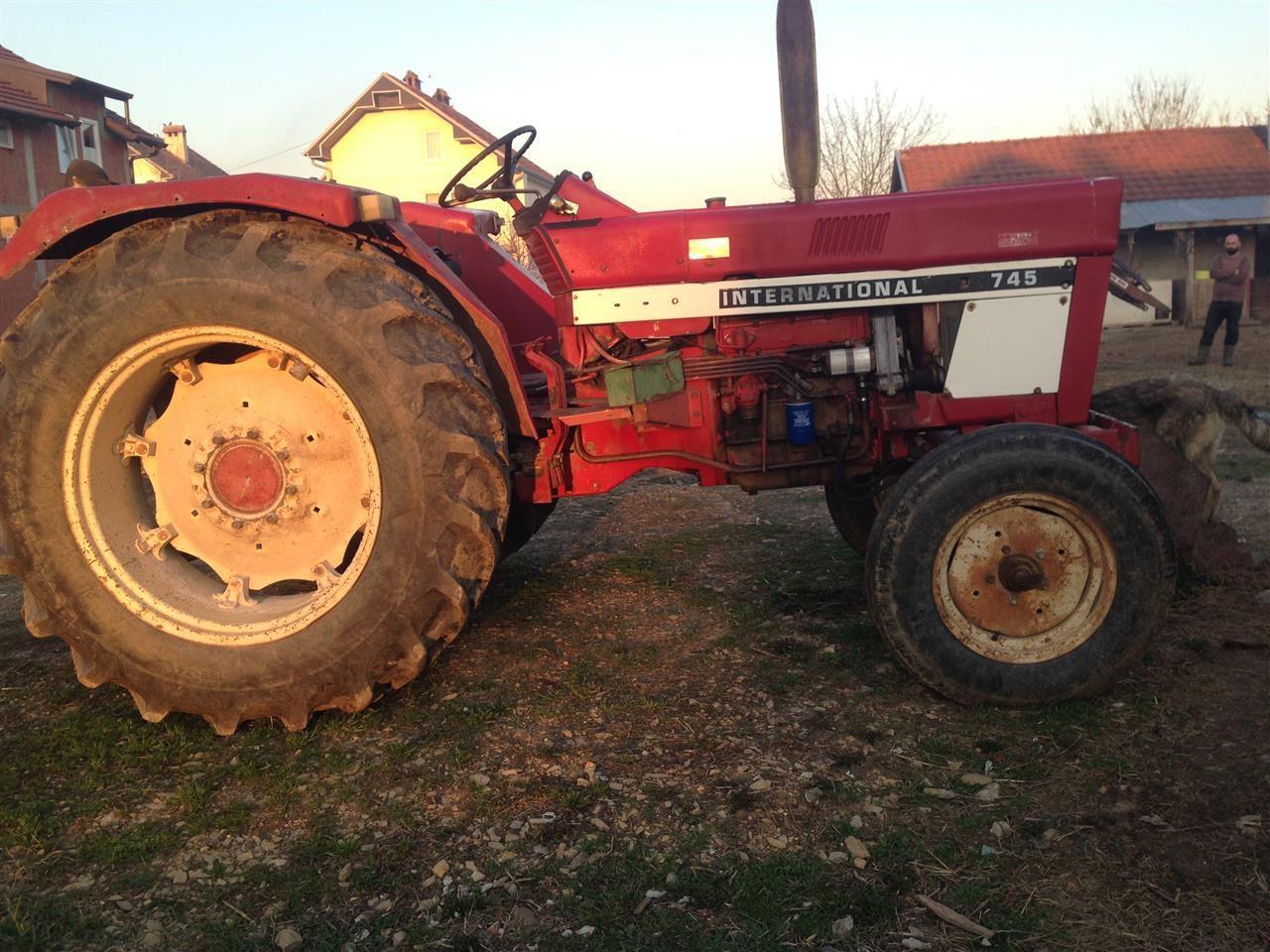 Traktor-Ihc-745