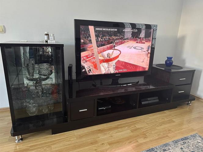 Komodë e zezë per TV