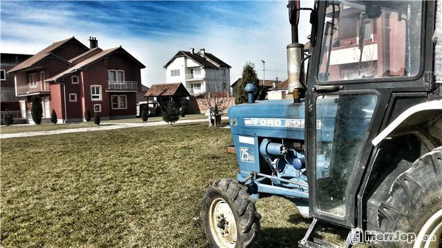 -Traktor-Ford-2000
