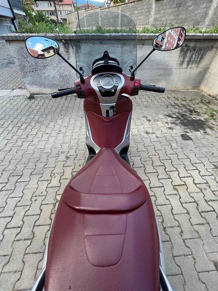 Piaggio-Beverly-350cc-