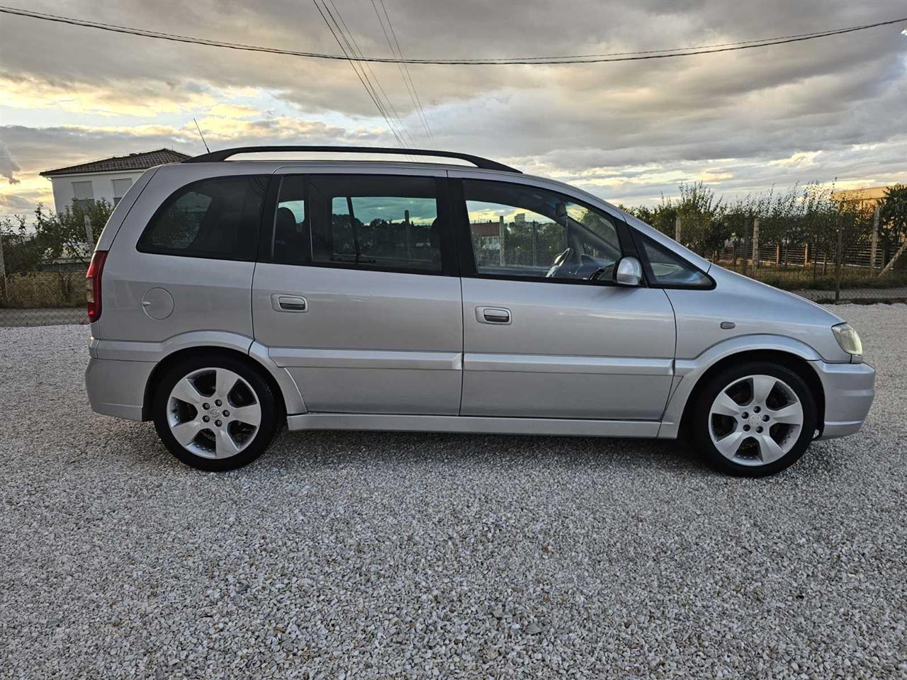 Opel-Zafira-2-2-Opc