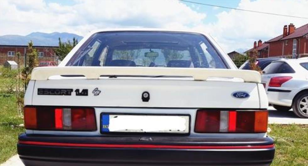 Ford-Escort-benzin-