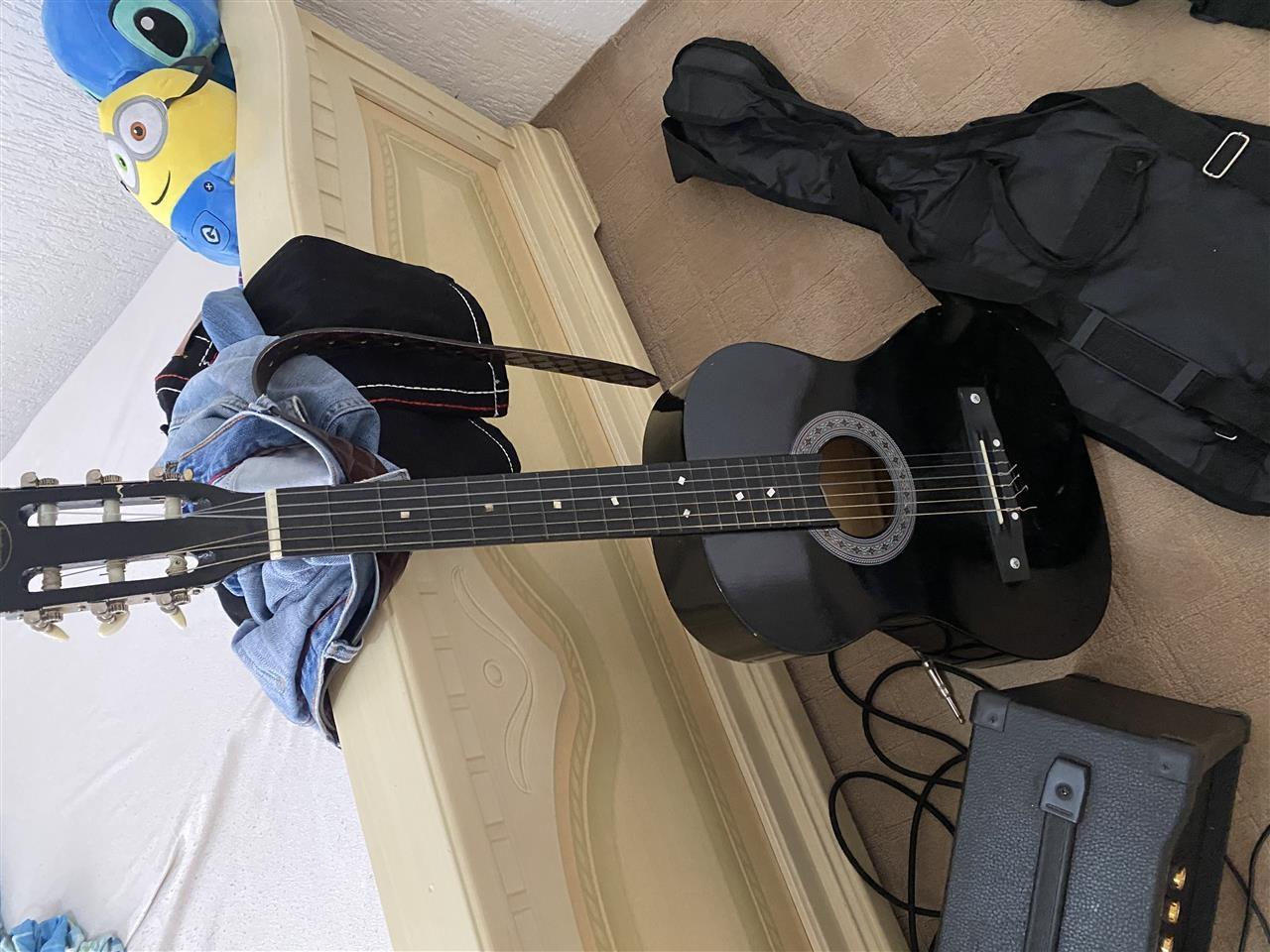 Gitare-Elektrike-dhe-gitare-klasike