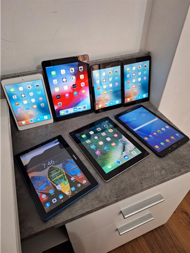 Shes tableta iPad dhe Samsung