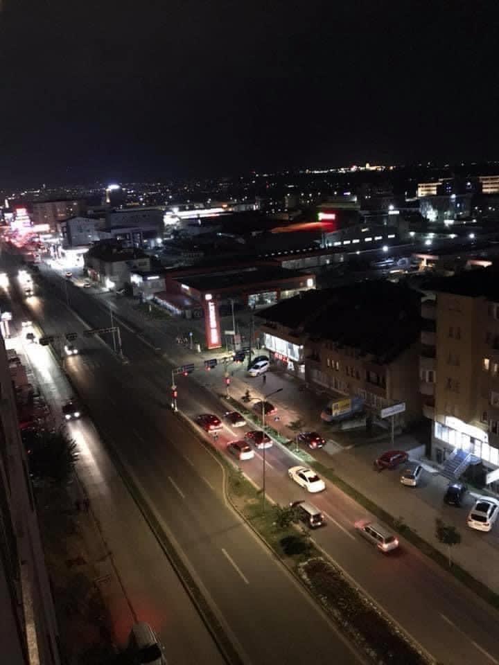 -Qira-Banes-Komode-ne-Fushe-Kosove-Perball-Bau-Marketit