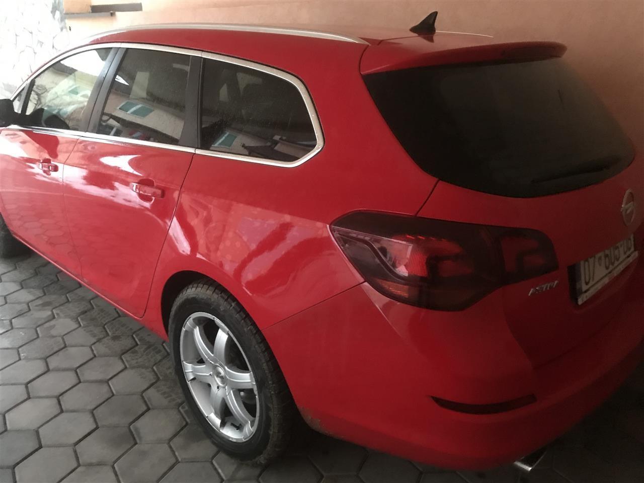 Opel-Astra-2011