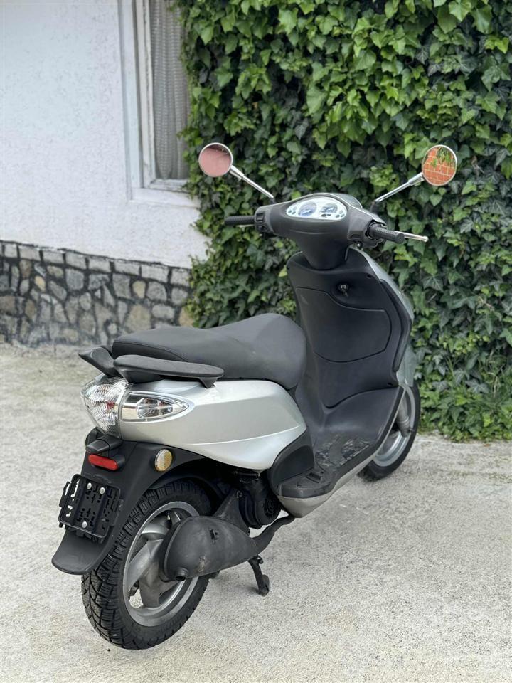 Piaggio-Fly-125------------