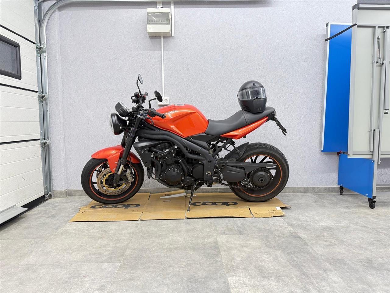 Triumph-1050cc