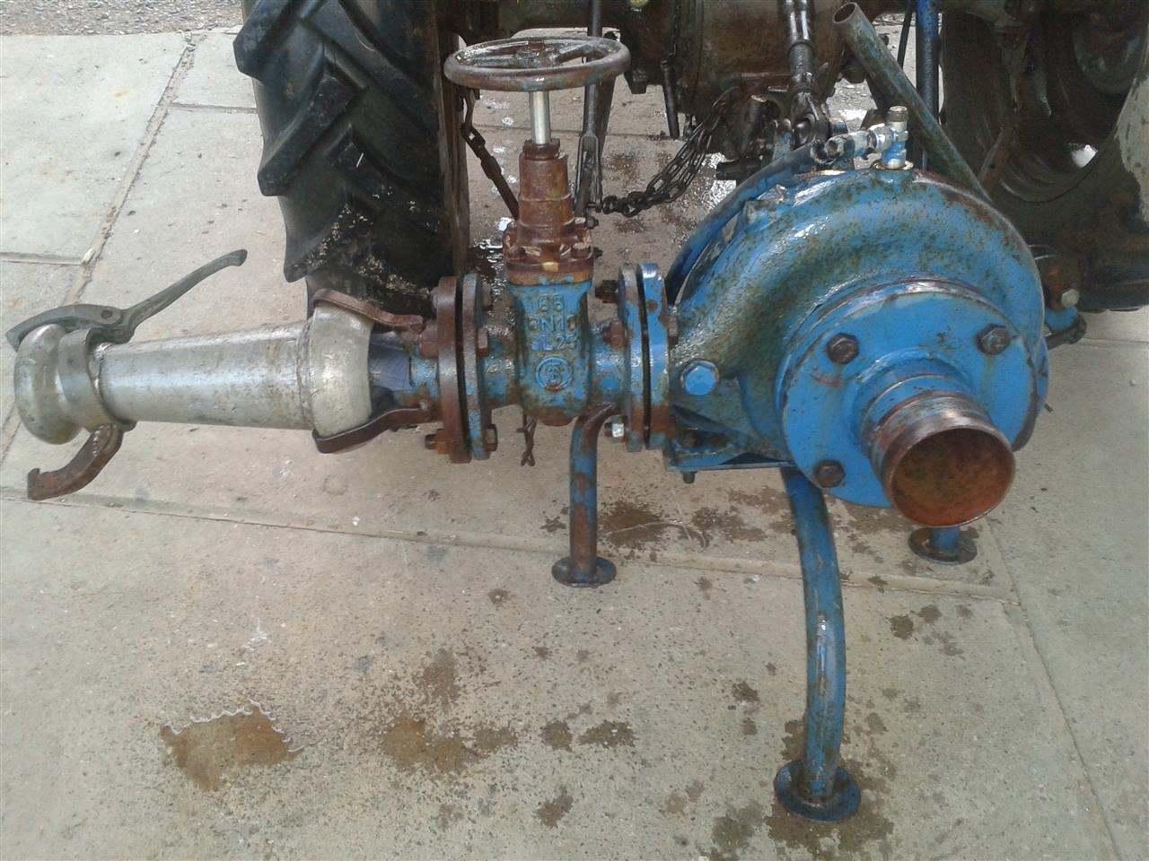 Shitet-pompa-e-ujit-per-traktor
