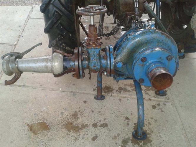 Shitet pompa e ujit per traktor