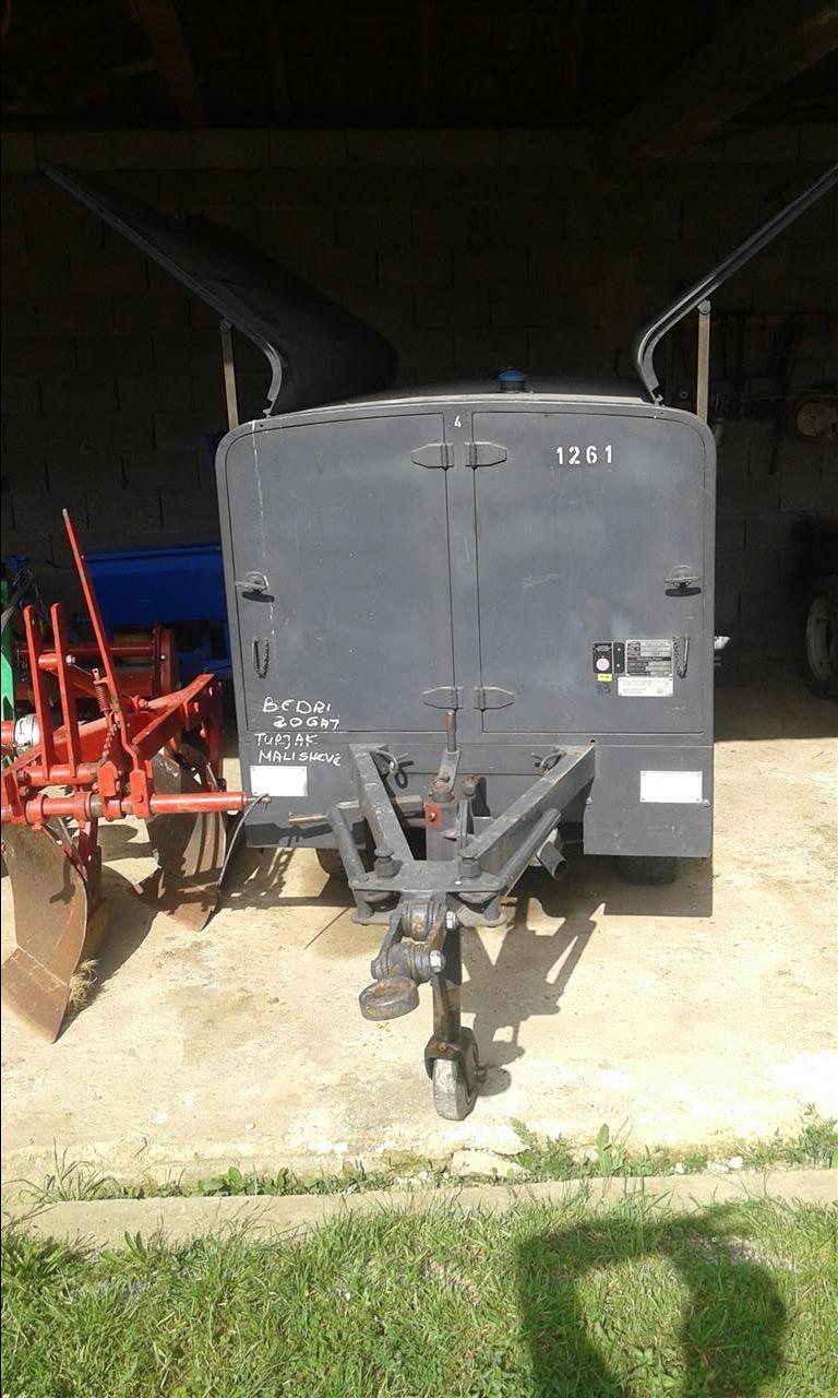 Pomp-e-ujit