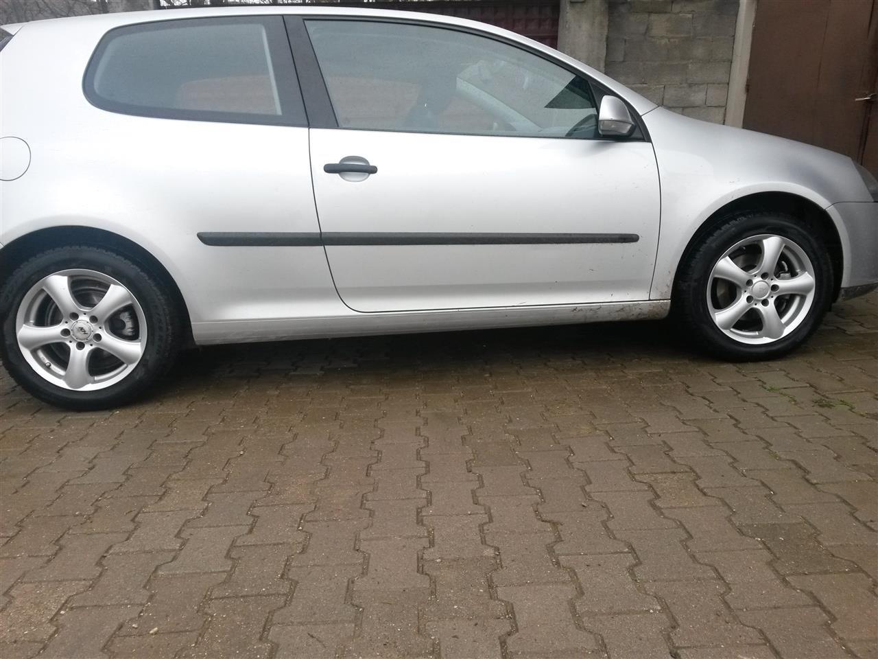 VW-Golf-5--04-