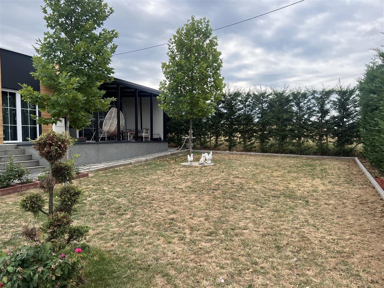 Shitet-villa-afer-valit-Ranch-e-kompletume