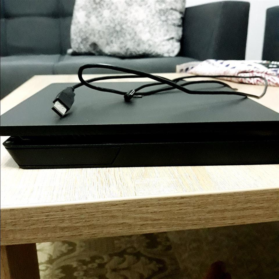 -Playstation-4-Slim