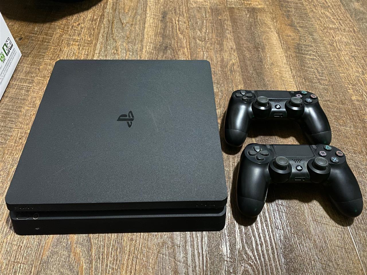 Ps4 slim Playstation 500gb 2 joystick Gjendja perfekte Viti
